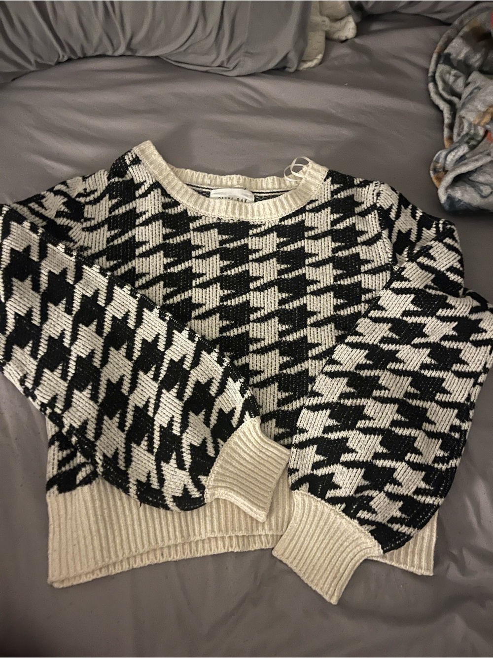 Olive & Oak Black and Cream Houndstooth Crewneck Sweater - Picture 3 of 4